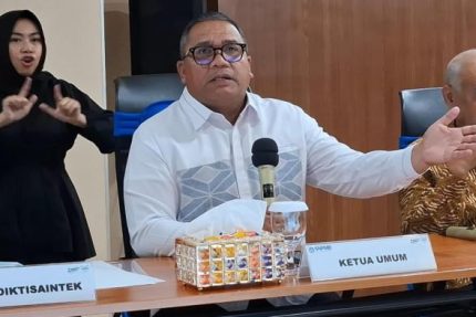 SNBP 2026 - Ketua Umum Tim Penanggung Jawab SNPMB, Eduart Wolok, dalam konferensi pers di Kantor Kemendiktisaintek, Jakarta, Selasa (16/9/2025). (FAHDI FAHLEVI)