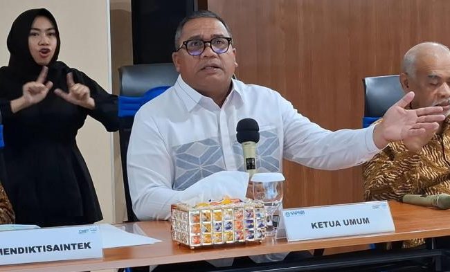 SNBP 2026 - Ketua Umum Tim Penanggung Jawab SNPMB, Eduart Wolok, dalam konferensi pers di Kantor Kemendiktisaintek, Jakarta, Selasa (16/9/2025). (FAHDI FAHLEVI)